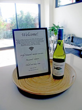 Modern 3 Bedroom Apt With FREE Parking, Netflix, Wifi & Welcome Wine by BnB Pro